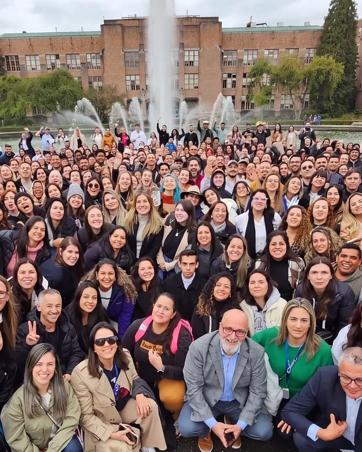 Estudiantes internacionales reunidos en un campus universitario aliado