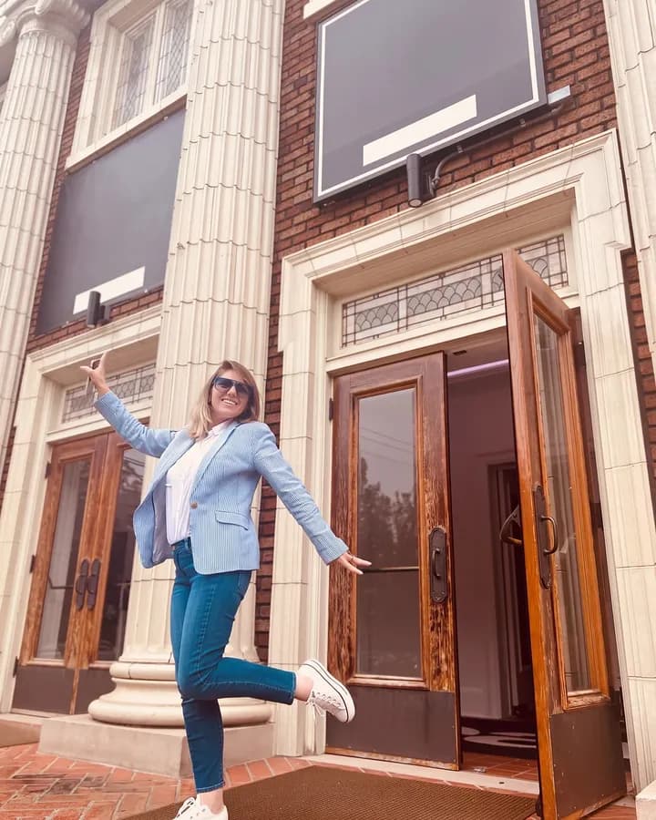 Renata Teles, fundadora de Ampara, frente a un edificio de campus