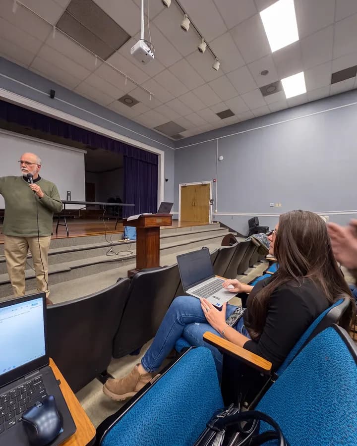 Estudiantes en un auditorio de clase en la universidad